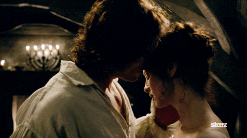 outlander-wedding-kiss.gif