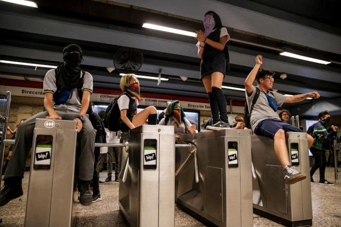 Chilean_Protests_2019_school_students_jump_subway_turnstiles_Santiago.jpeg