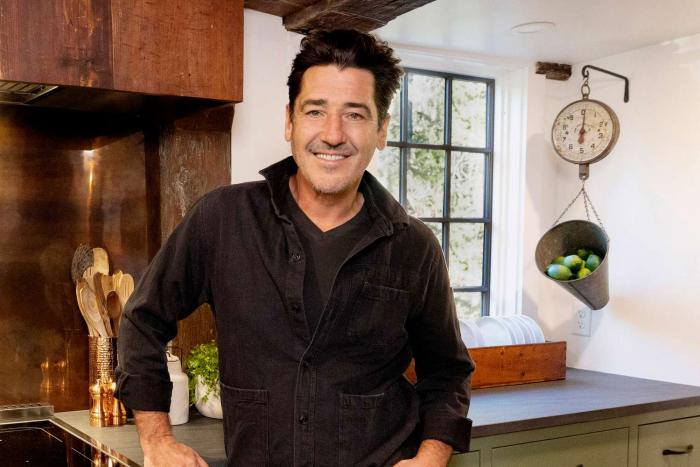 Jonathan-Knight-Farmhouse-Fixer.jpg
